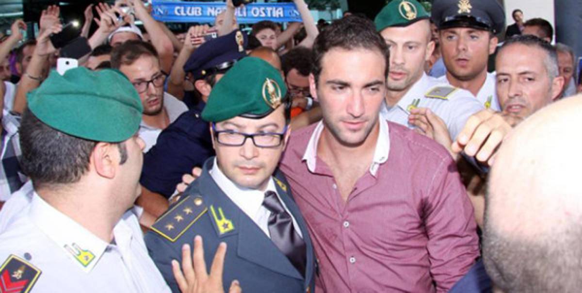 Real Madrid oficializa traspaso de Higuaín al Nápoles