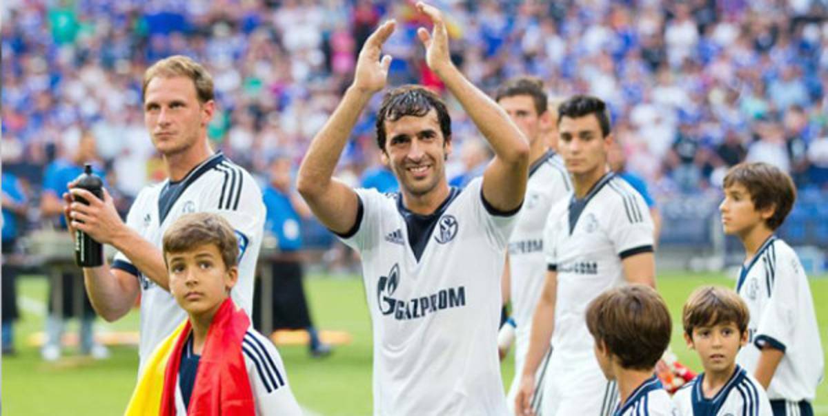Miles de aficionados del Schalke homenajean a Raúl