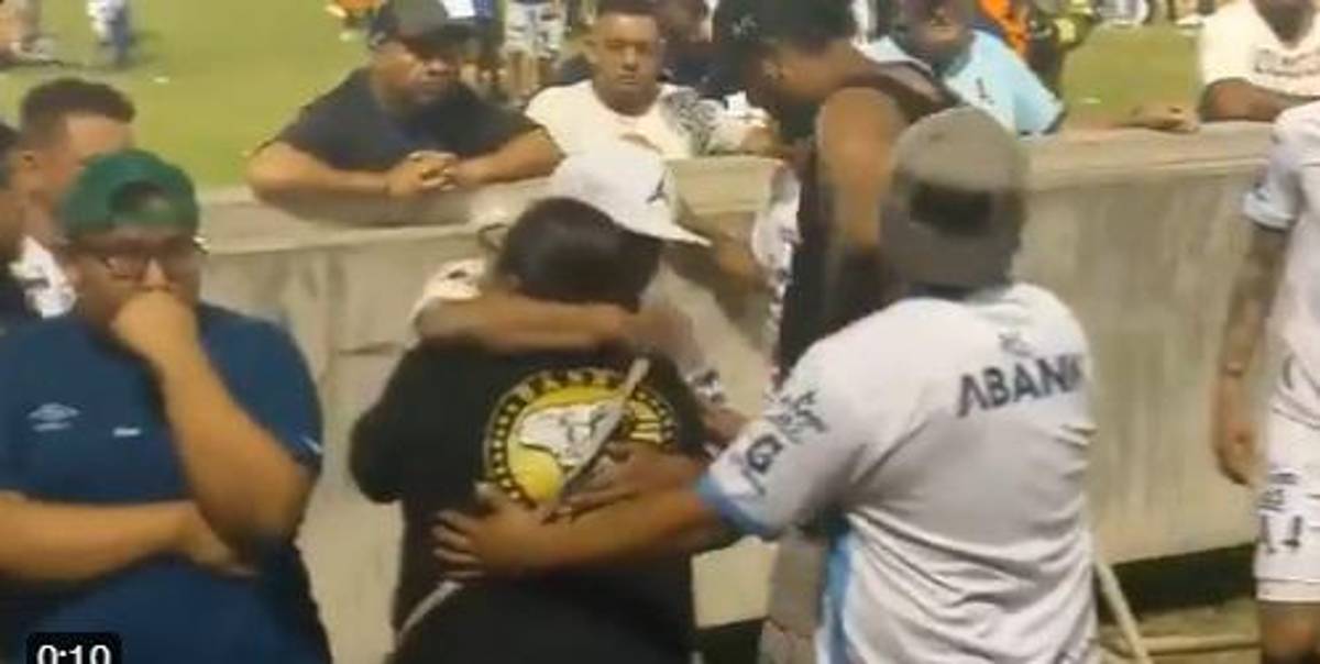 Desgracia en El Salvador: Las desgarradoras imágenes de la estampida de aficionados que dejó varios muertos en el Estadio Cuscatlán