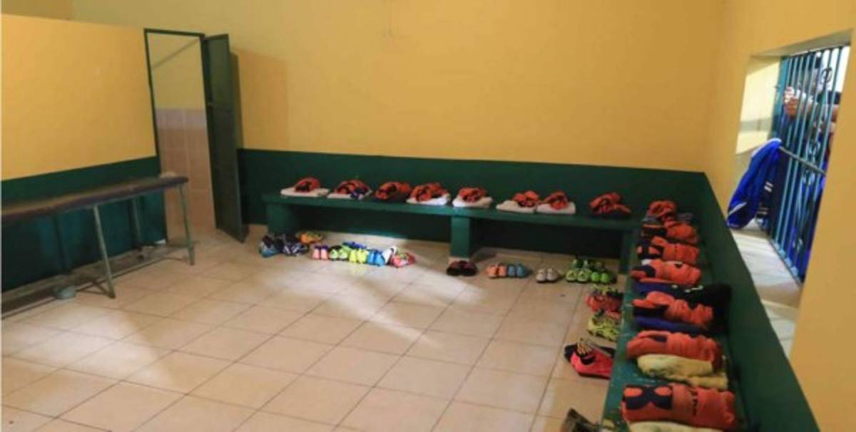 Contraste: Los camerinos de local y de visita en los estadios de Honduras