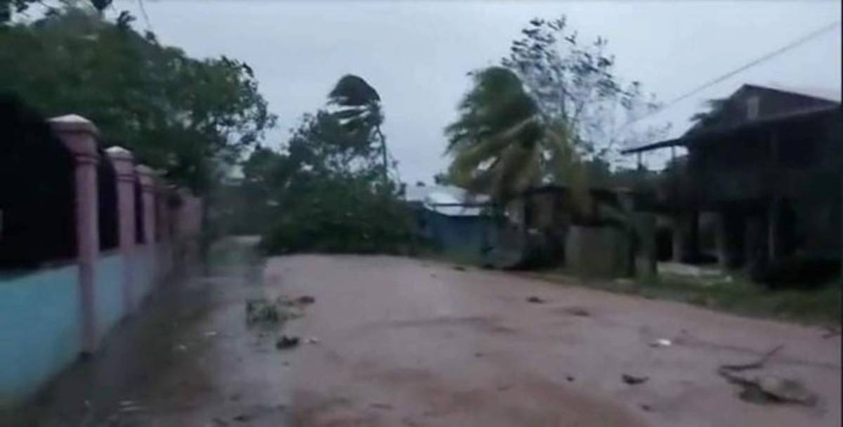 Fotos: Huracán Eta toca tierra y azota con fuerza las costas del Caribe Norte de Nicaragua