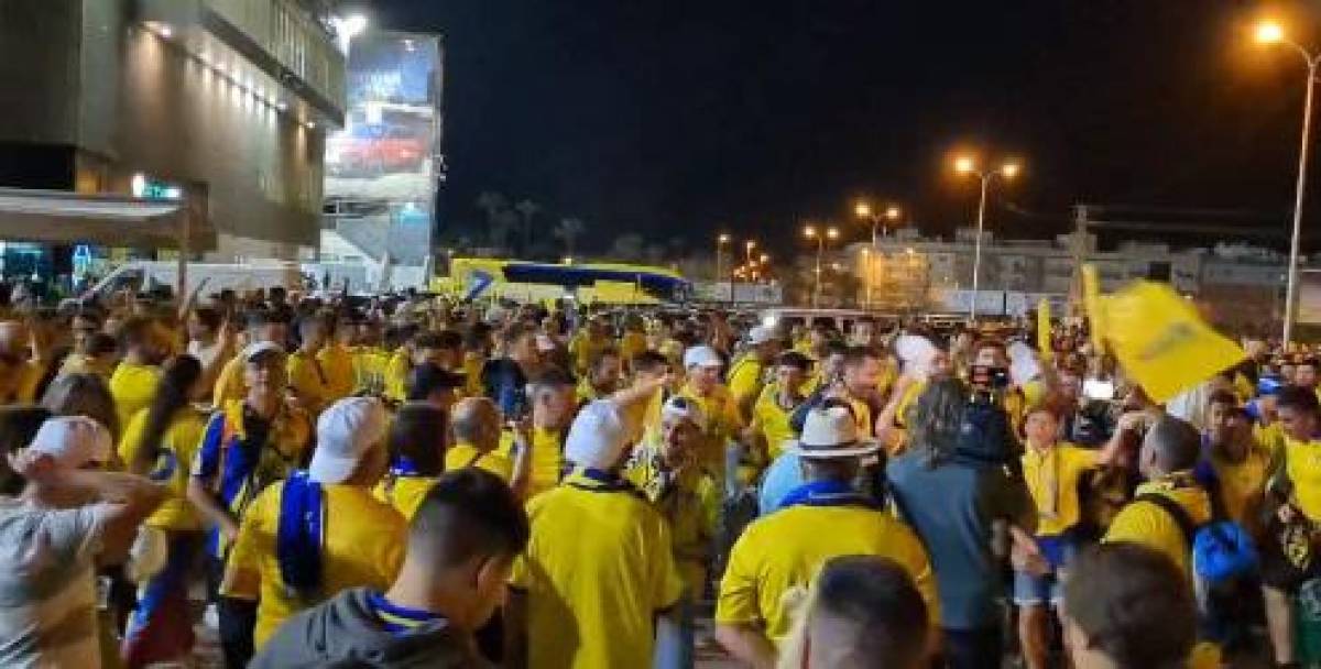 Festejo pletórico del Cádiz, pasos prohibidos de “Choco” Lozano y la caravana del “Submarino” tras salvarse del descenso en España