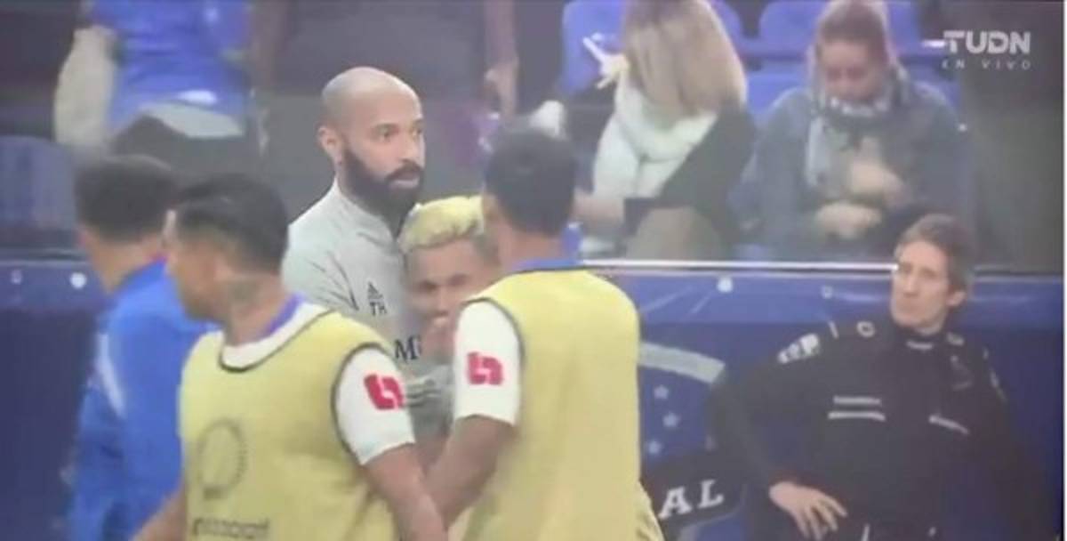 Patón Mejía no se resiste y da tremendo abrazo a Titi Henry: Las imágenes del Impact-Olimpia