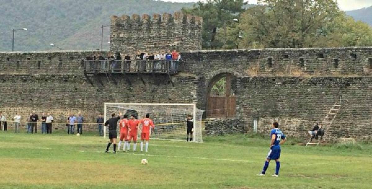 Fotos: Modesto equipo juega sus partidos dentro de un castillo medieval