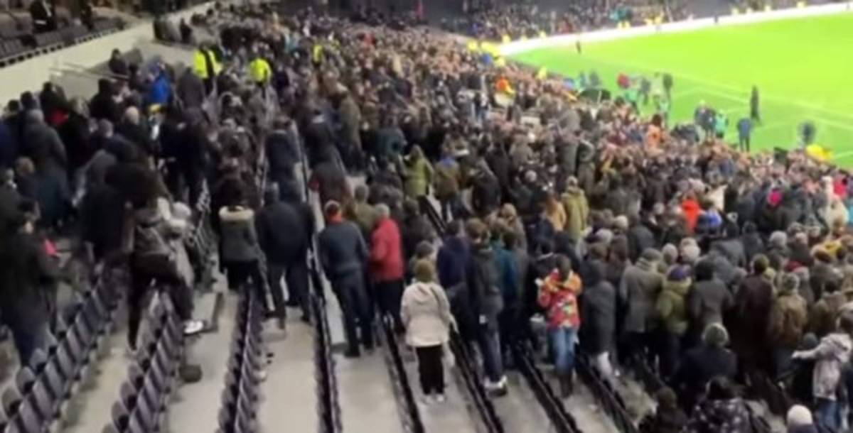 Escándalo: Eric Dier, jugador del Tottenham, sube a la grada y se va a los golpes con un hincha