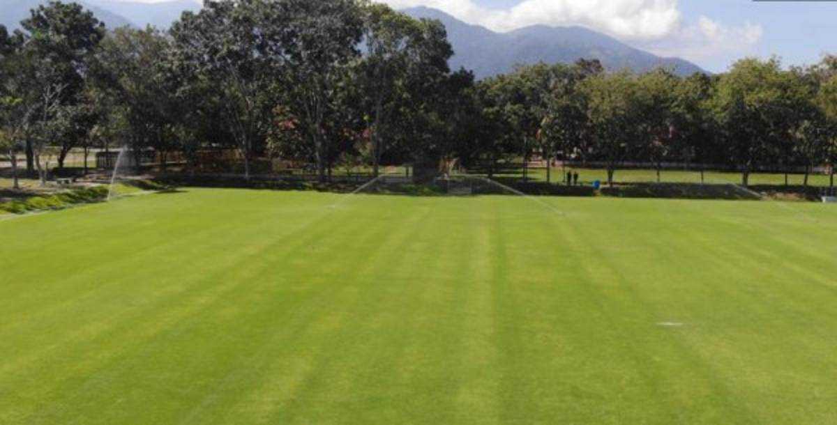 ¡Una mesa de billar! Es considerada como una de las mejores canchas de grama natural en San Pedro Sula