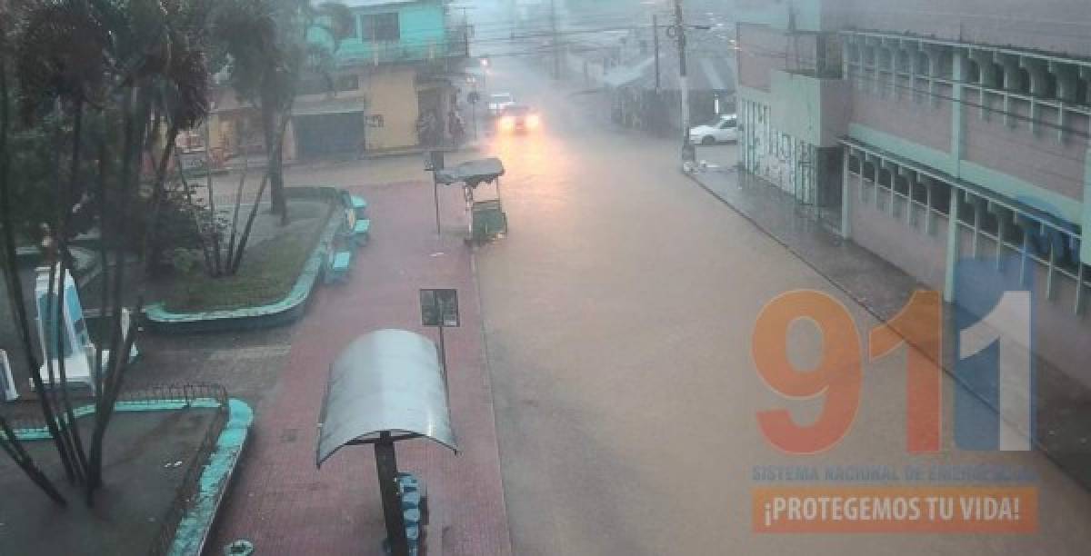 Tormenta Eta ya es huracán categoría 2 y deja calles inundadas en la ciudad de Tela