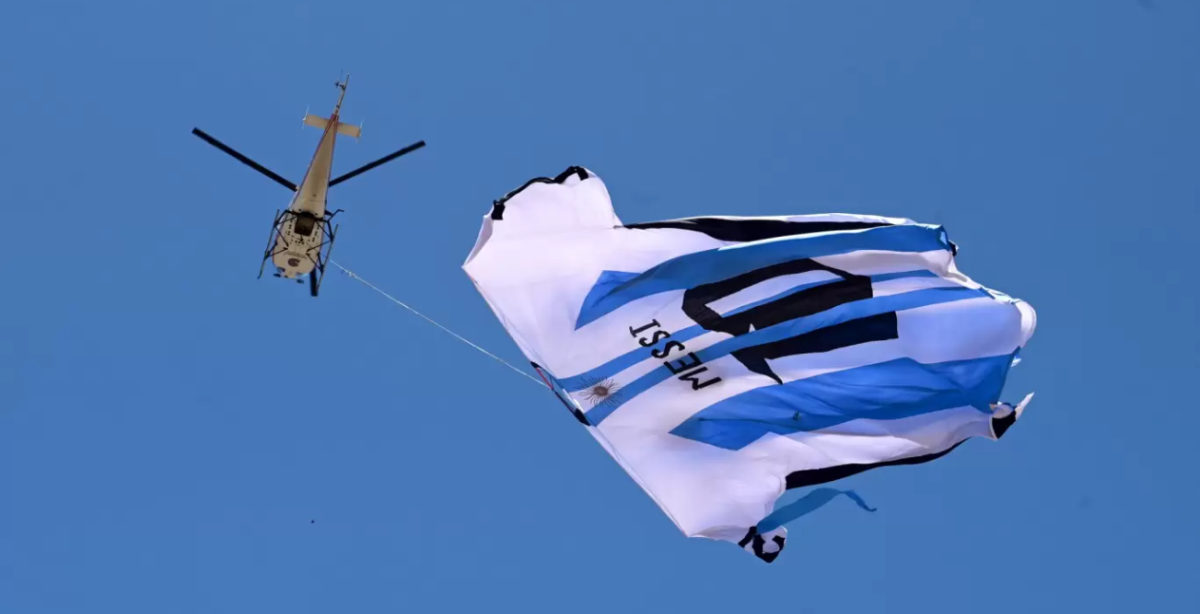 ¡Vibrante previa! Un mono predijo el ganador del Argentina - Croacia y vuelan la camiseta más grande del mundo