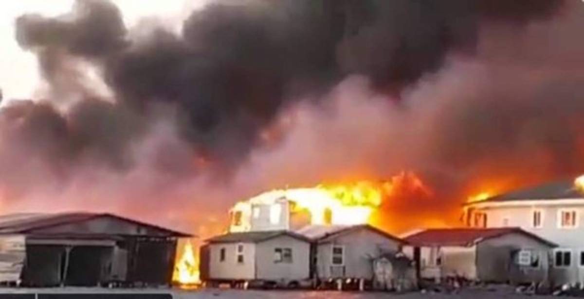 ¡Zozobra! Voraz incendio consume alrededor de 40 viviendas en la isla de Guanaja