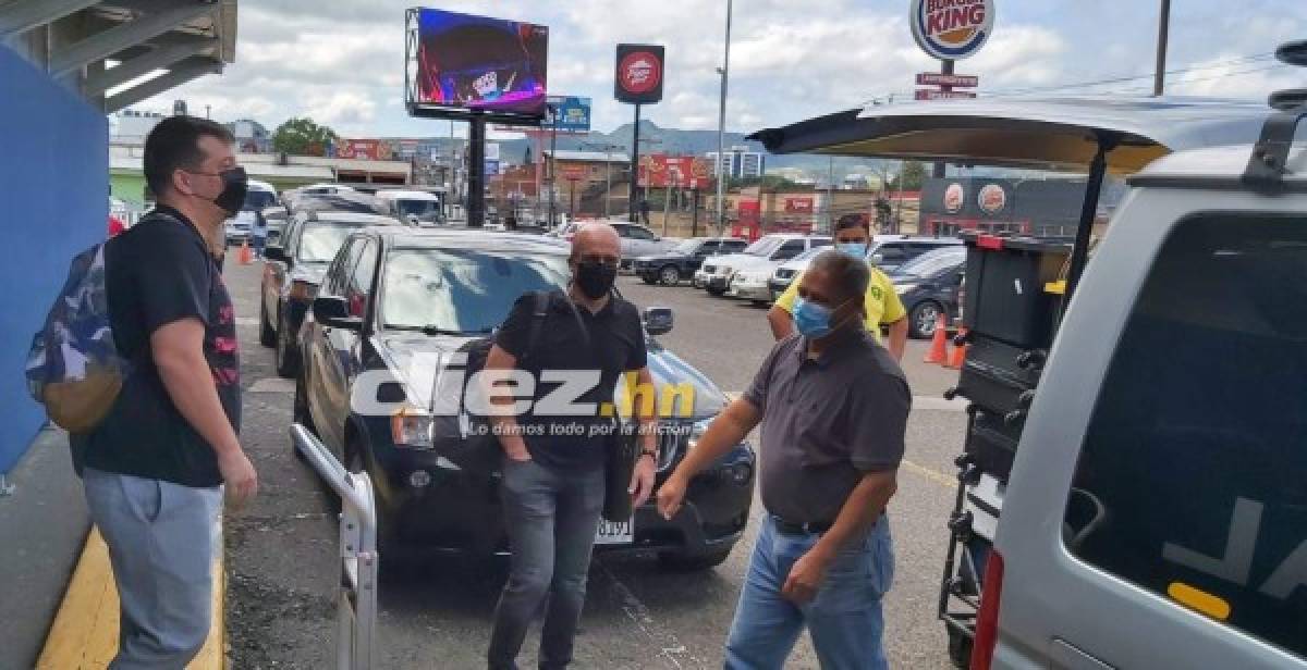 ¡Se fue mudo y con todas sus maletas! Las imágenes de la partida del técnico Fabián Coito