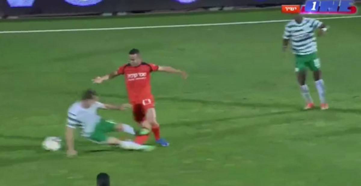 VIDEO: Brutal entrada deja con fractura a jugador de Israel