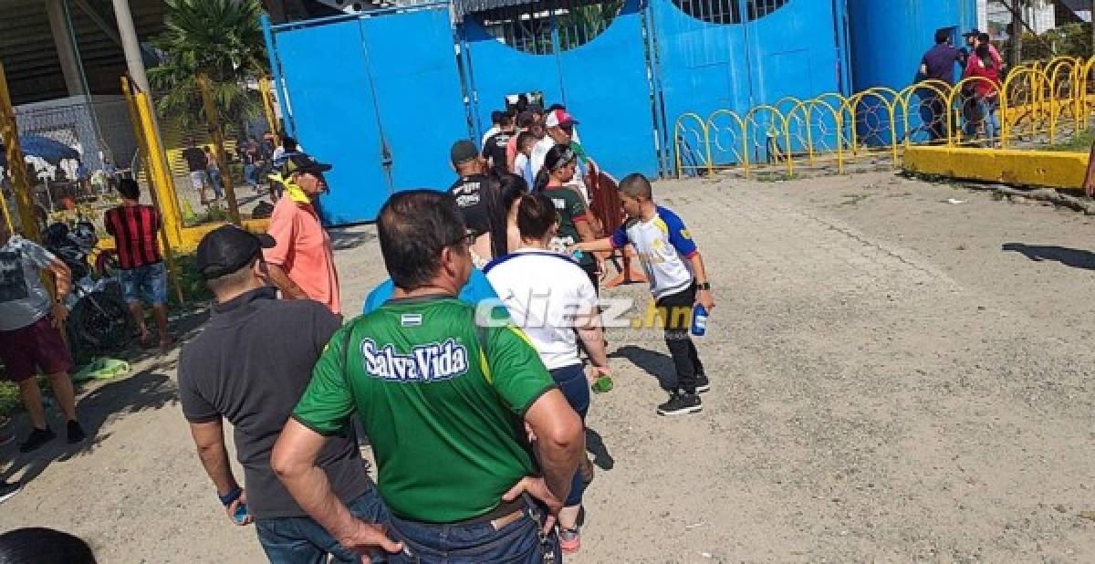 ¡Ambientazo! Afición de Olimpia invade el Estadio Olímpico para el clásico contra Marathón