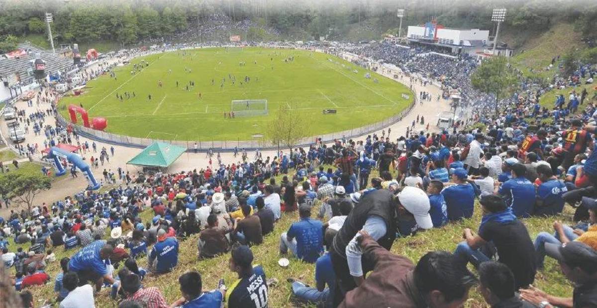 El estadio de Guatemala donde la gente se sienta a ver los partidos en las faldas de una montaña: ¡Una auténtica belleza!