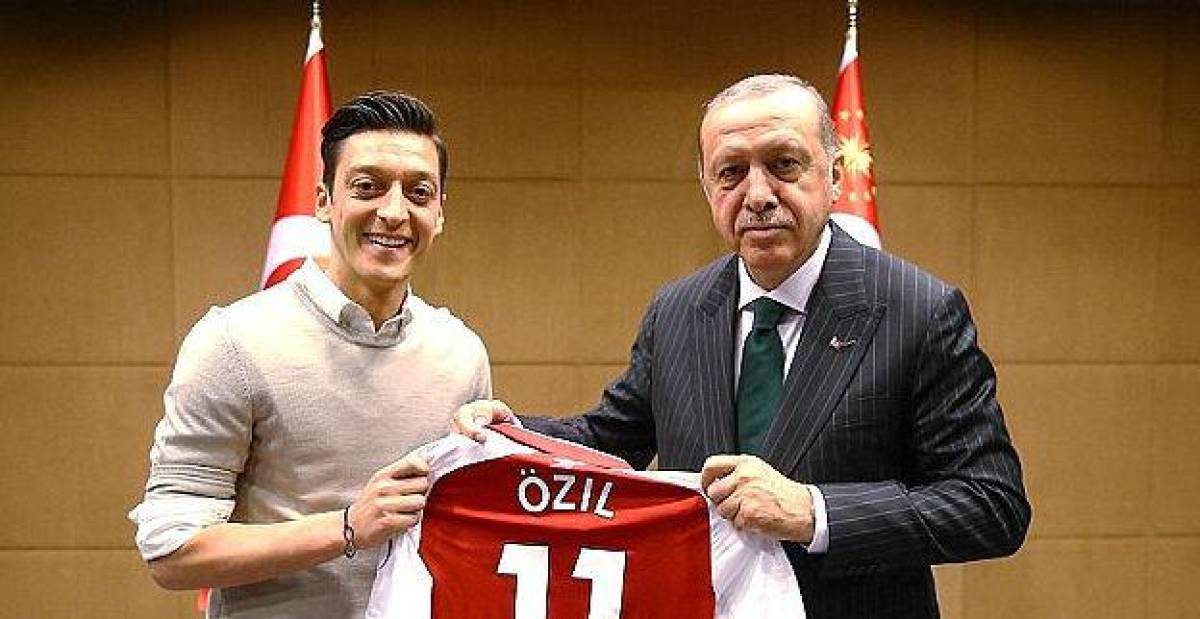 No va a sufrir de hambre tras el retiro: Sus polemicas racistas y el increíble imperio empresarial de Mesut Özil