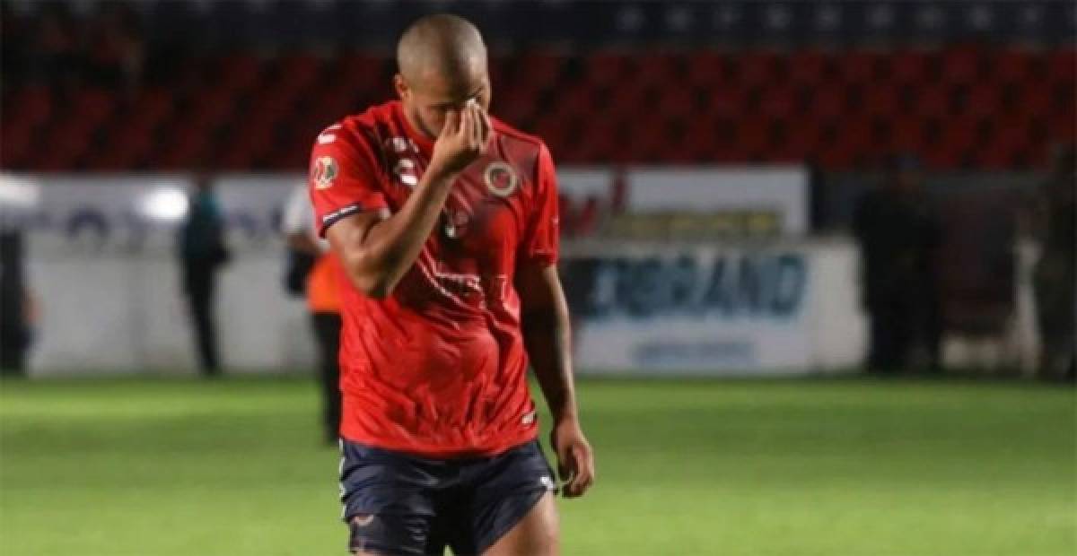 Durmiendo abajo del estadio y al borde del descenso: El calvario que vive el Veracruz de México