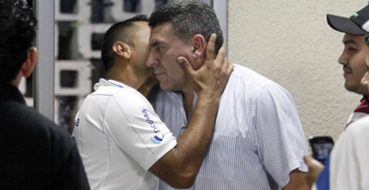 VIDEO: Atrevido aficionado intentó besar a Muma Bernárdez