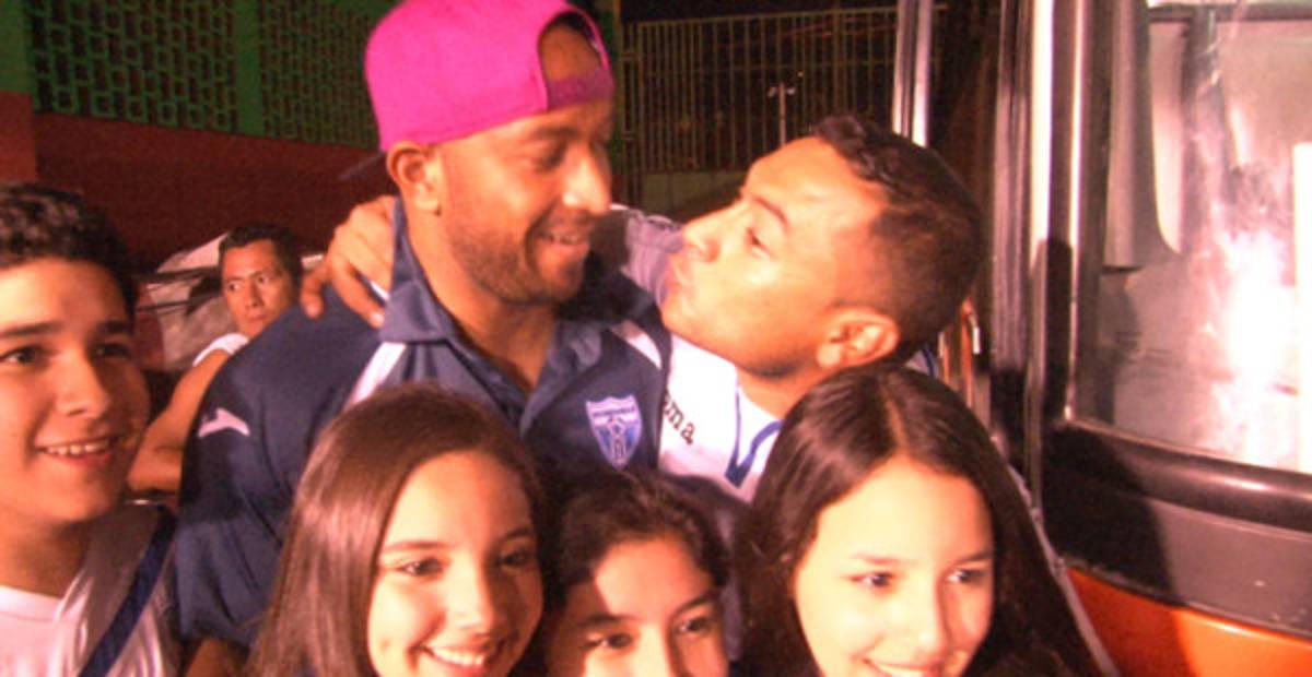 VIDEO: Atrevido aficionado intentó besar a Muma Bernárdez