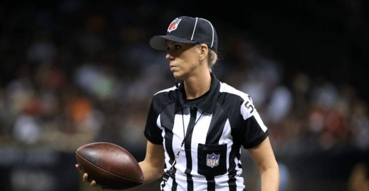 Sarah Thomas, la primera mujer que pitará un partido de playoffs en la historia de la NFL