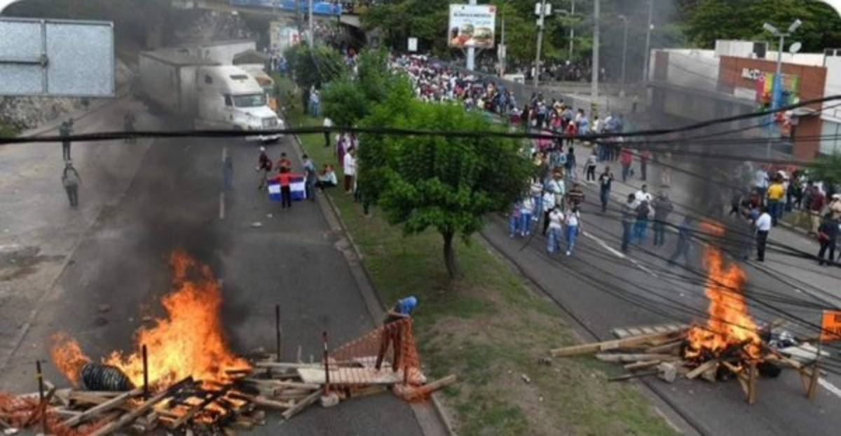 Honduras: Bombas lacrimógenas, piedras y llantas quemadas en las protestas  