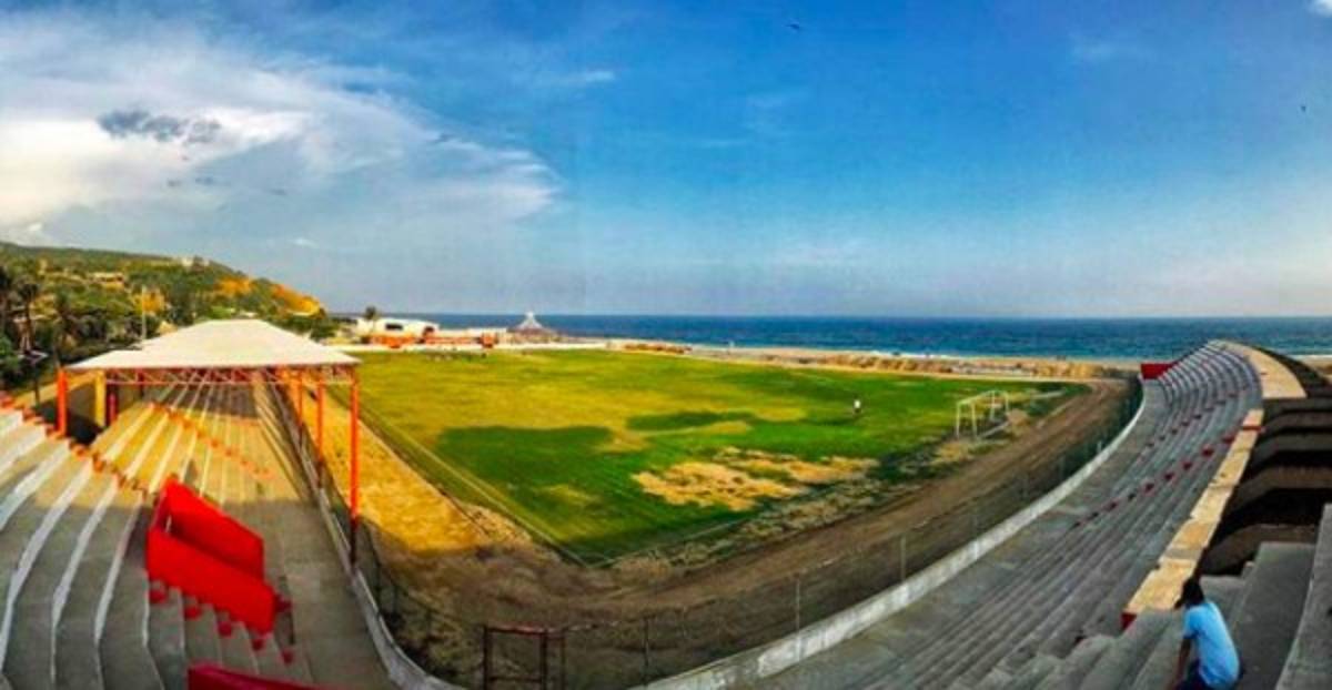 México tiene uno de los estadios más extraños del mundo: está a la orilla del mar y enamora a la afición