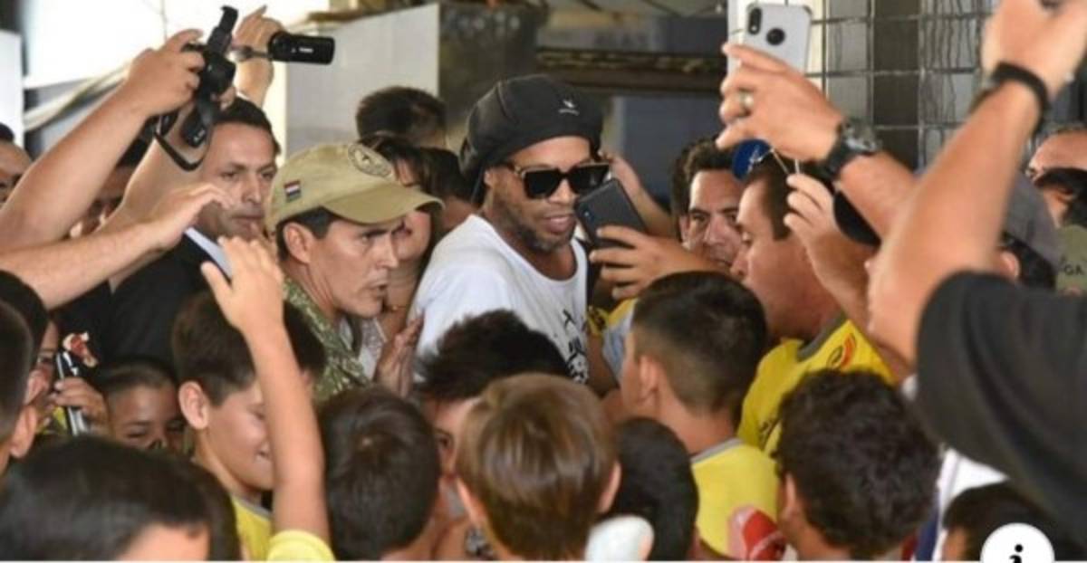 Esposado y sin su gorra: Las imágenes más duras de Ronaldinho tras recibir prisión preventiva