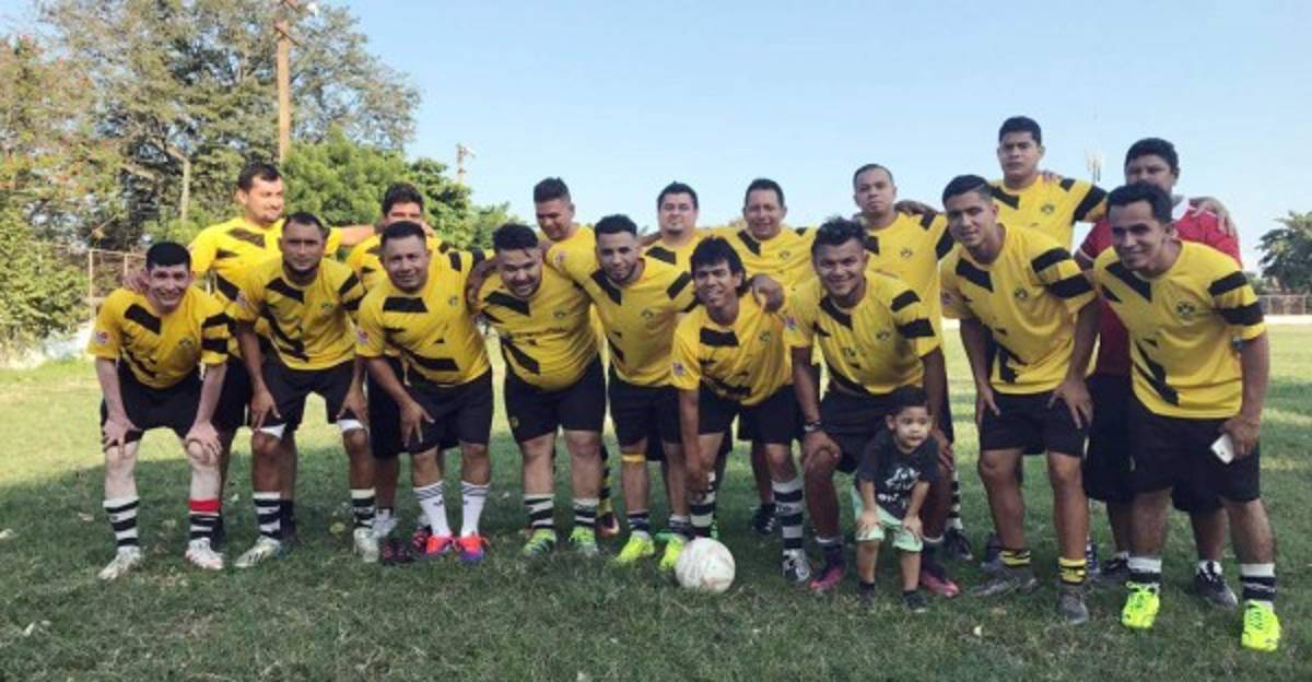 El futbolista Mario Martínez se viste de Santa y regala juguetes a niños