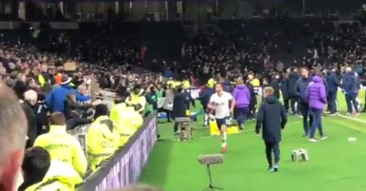 Escándalo: Eric Dier, jugador del Tottenham, sube a la grada y se va a los golpes con un hincha