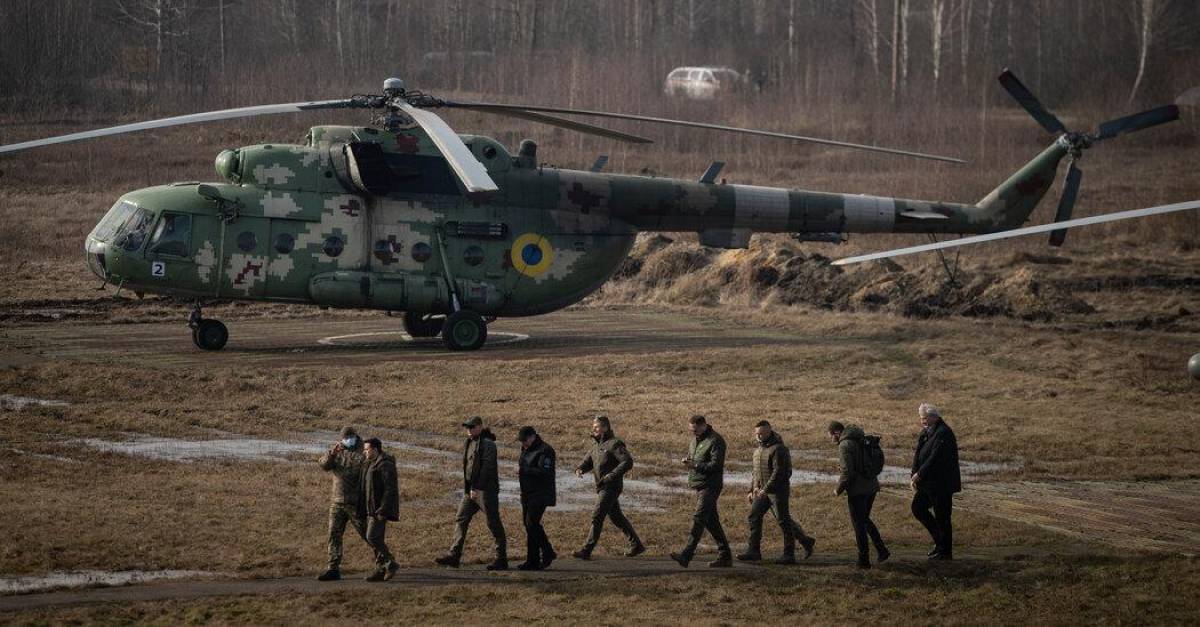 ¿Se fue a la guerra? Toda la verdad sobre las fotos del presidente de Ucrania vestido de militar mientras Rusia ataca