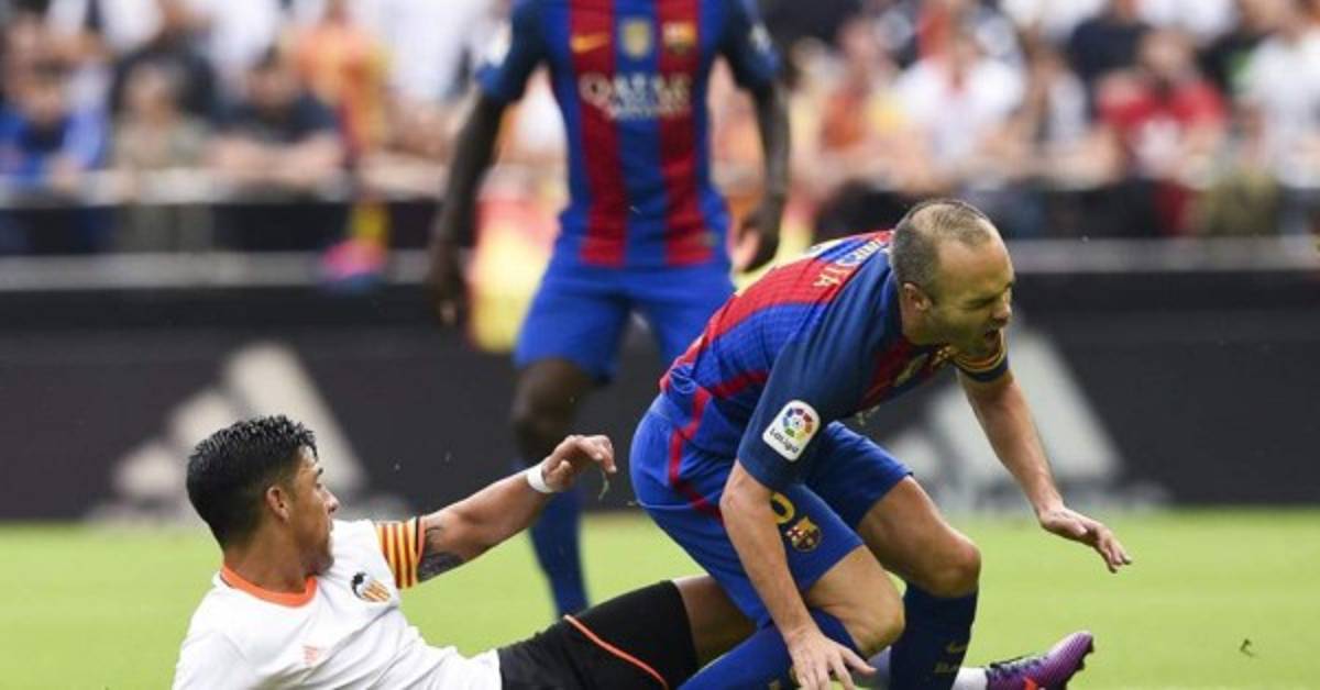 Fotos: Momentos dramáticos de Iniesta tras sufrir una durísima lesión