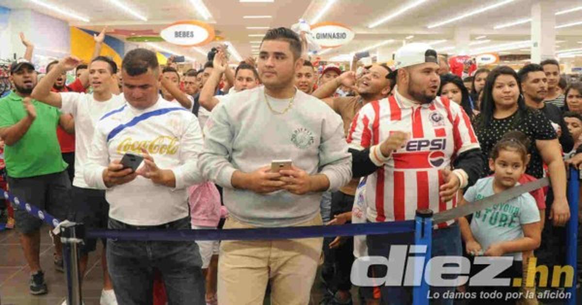 Locura en firma de autógrafos de jugadores del Olimpia previo a la final