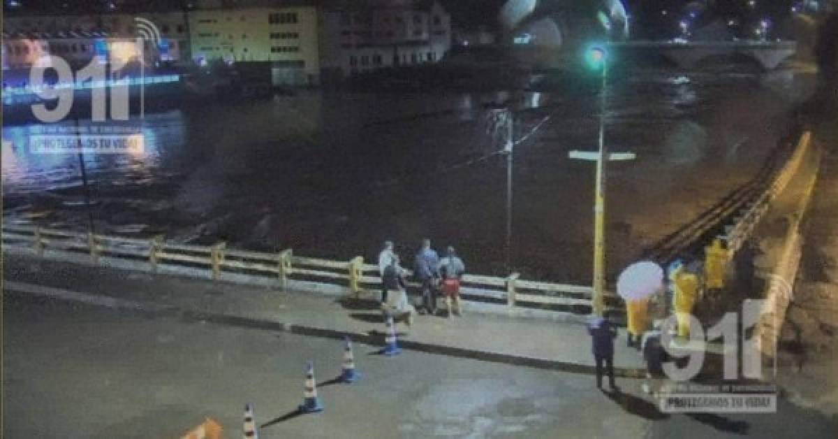 Impactantes fotos: El río Choluteca se desbordó anoche en Tegucigalpa tras el paso de Iota