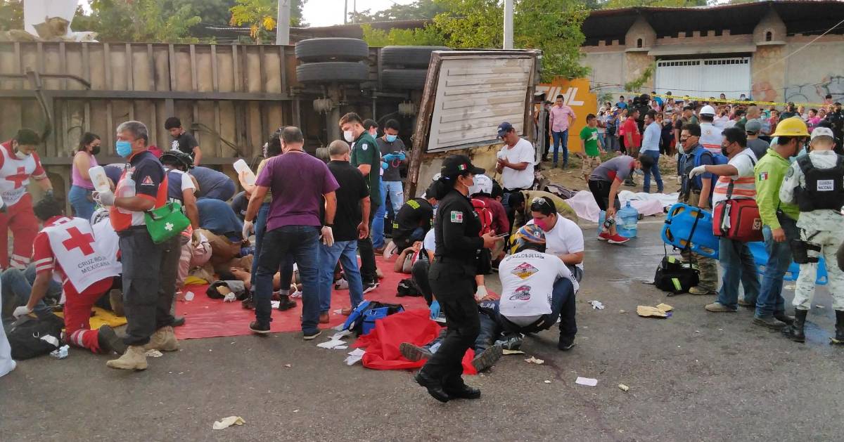 El tráiler de la muerte: Las brutales imágenes de la tragedia en México donde al menos 54 inmigrantes han muerto en fatal accidente