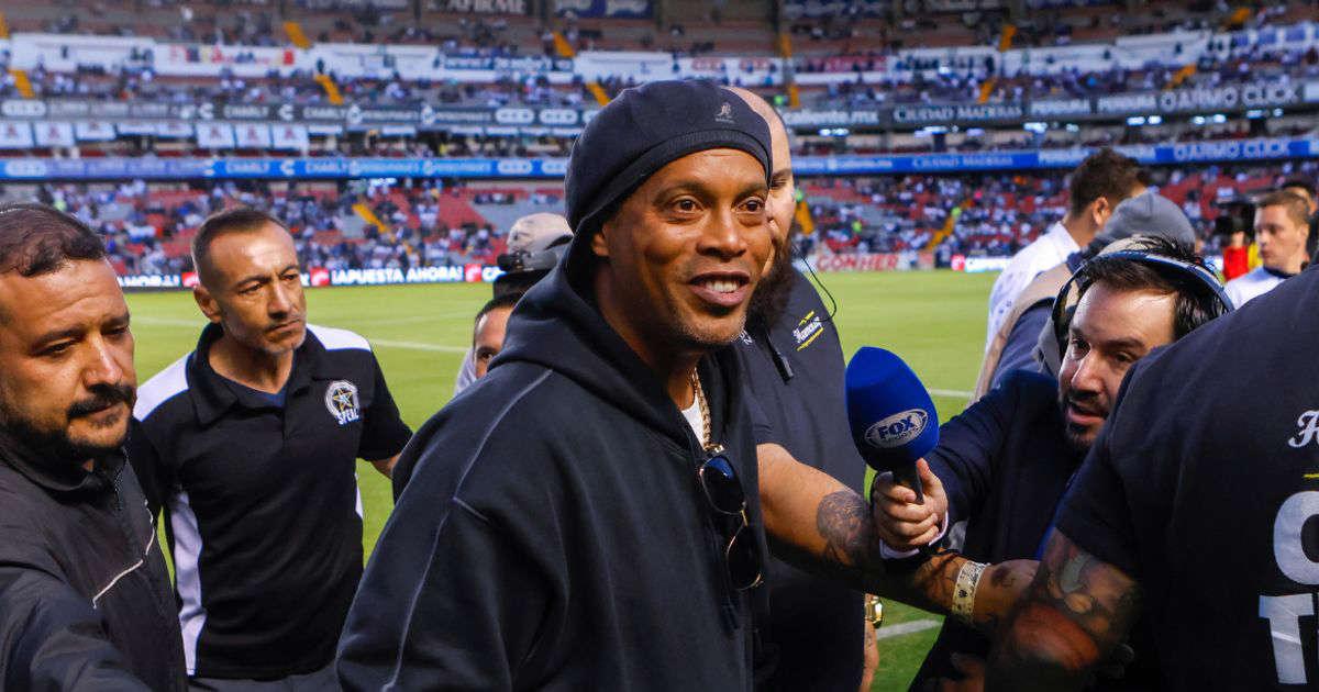 Así fue el regreso de Ronaldinho a México para la reapertura del estadio del Querétaro: solo aguantó medio tiempo