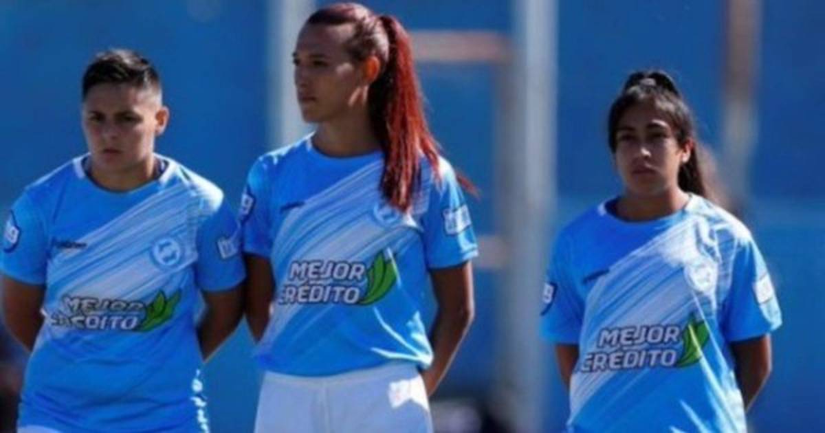 Con número de crack y el gesto que le sacó lágrimas: Así fue el debut de la primera futbolista transgénero