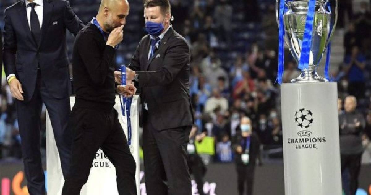 El enorme gesto de Pep Guardiola con la medalla de subcampeón tras perder la final ante Chelsea  