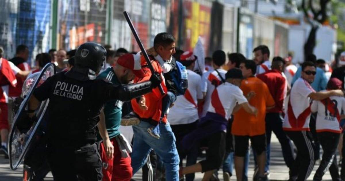 ¡Relajo tras relajo! Nuevos incidentes en las afueras del Estadio Monumental