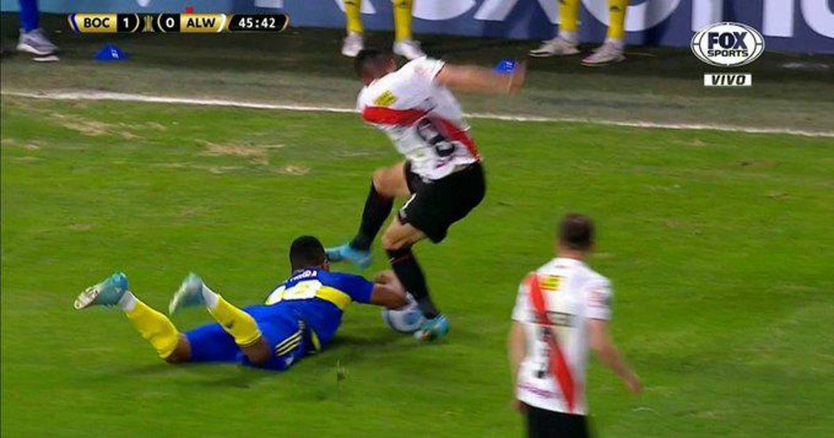 Patadón en el rostro y zafarrancho en La Bombonera: la brutal agresión en la cara a futbolista de Boca Juniors