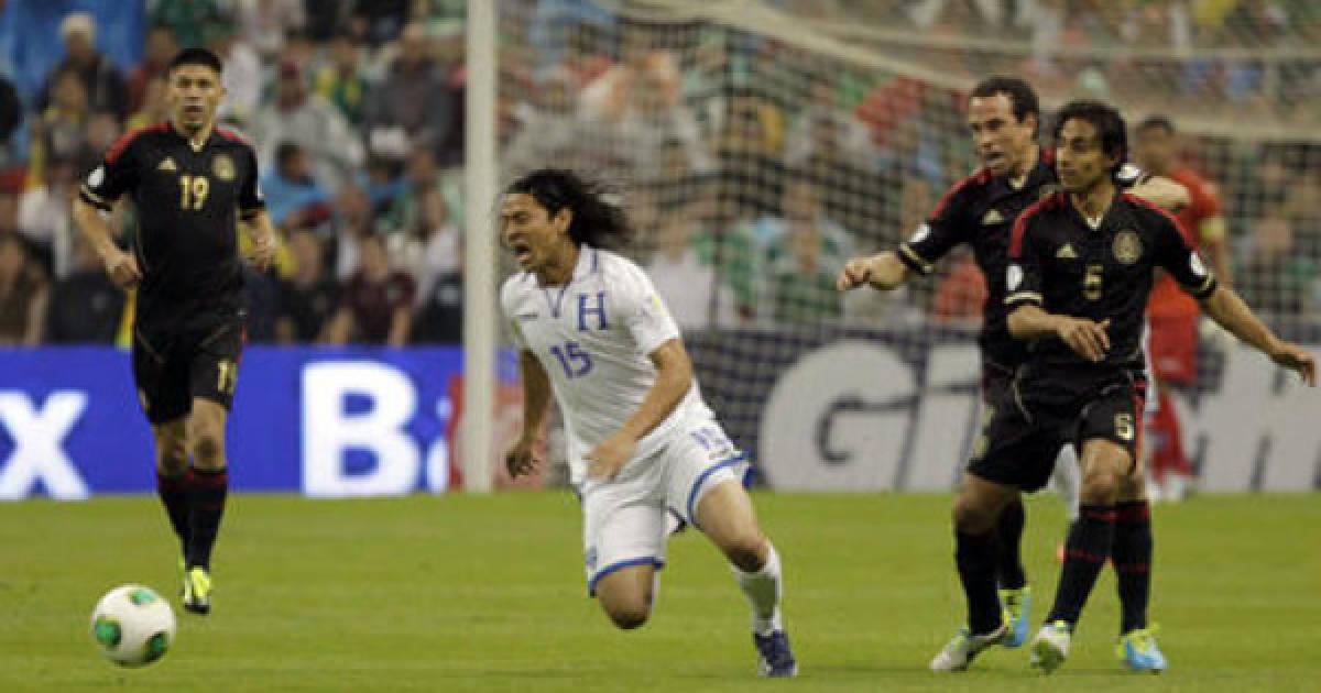 Roger Espinoza salió de titular en el triunfo de Honduras 2-1 sobre México en el Azteca en 2013.