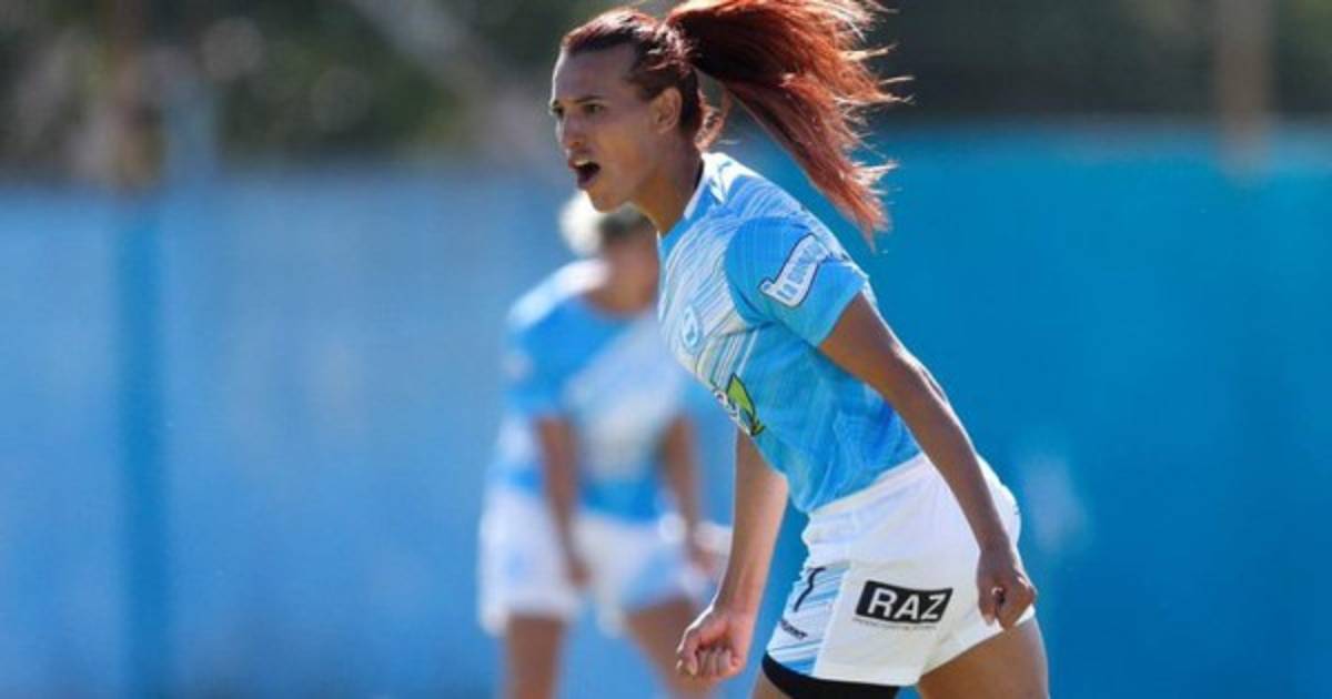 Con número de crack y el gesto que le sacó lágrimas: Así fue el debut de la primera futbolista transgénero