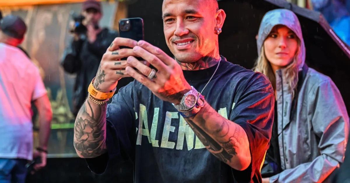 Confiesa que tiene relaciones 500 veces al año y saca a la luz el salario que gana como futbolista: Eso es importante