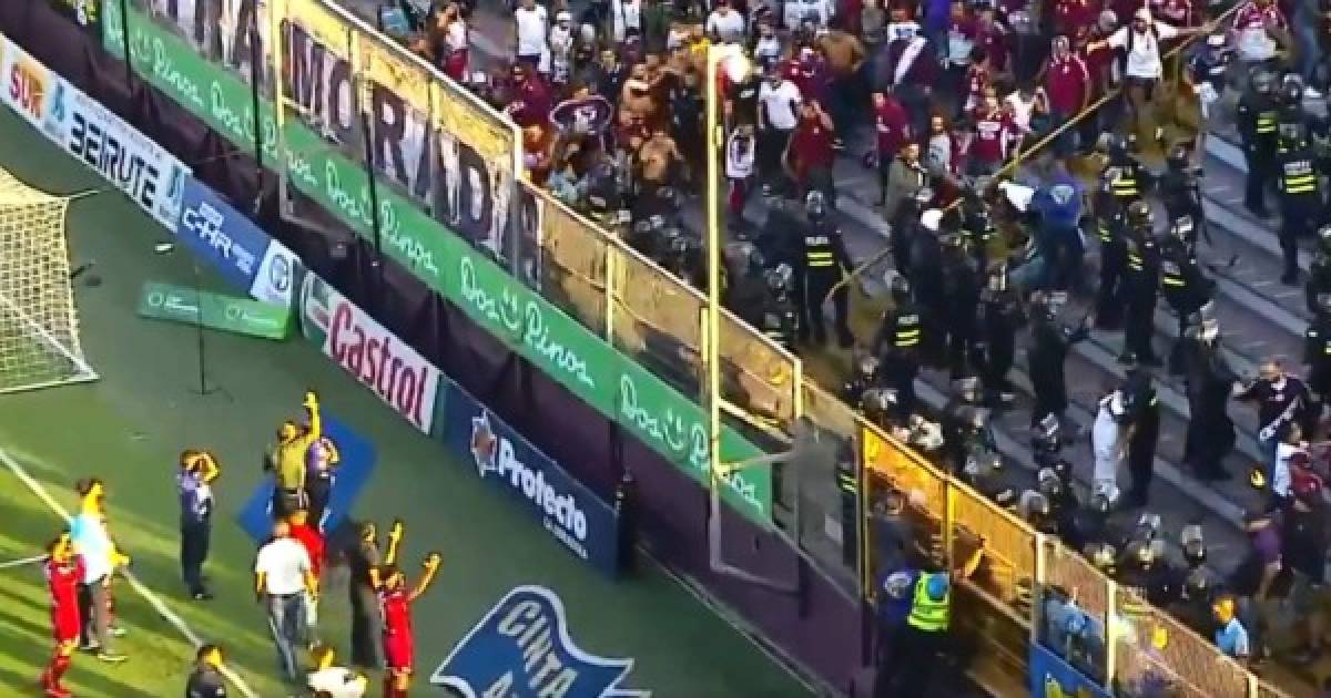 Clásico entre Saprissa y Alajuelense se detuvo por pelea entre aficionados y policías