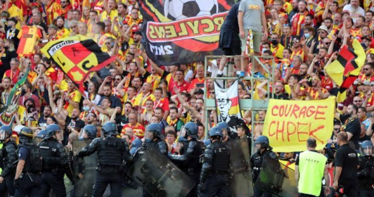 A los golpes en Francia: Invasión de aficionados, pelea, heridos y detenidos en el Lens-Lille