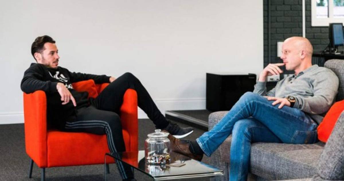 ¡Increíble! Ha vendido más de 100 autos de lujo por WhatsApp a los cracks de Inglaterra