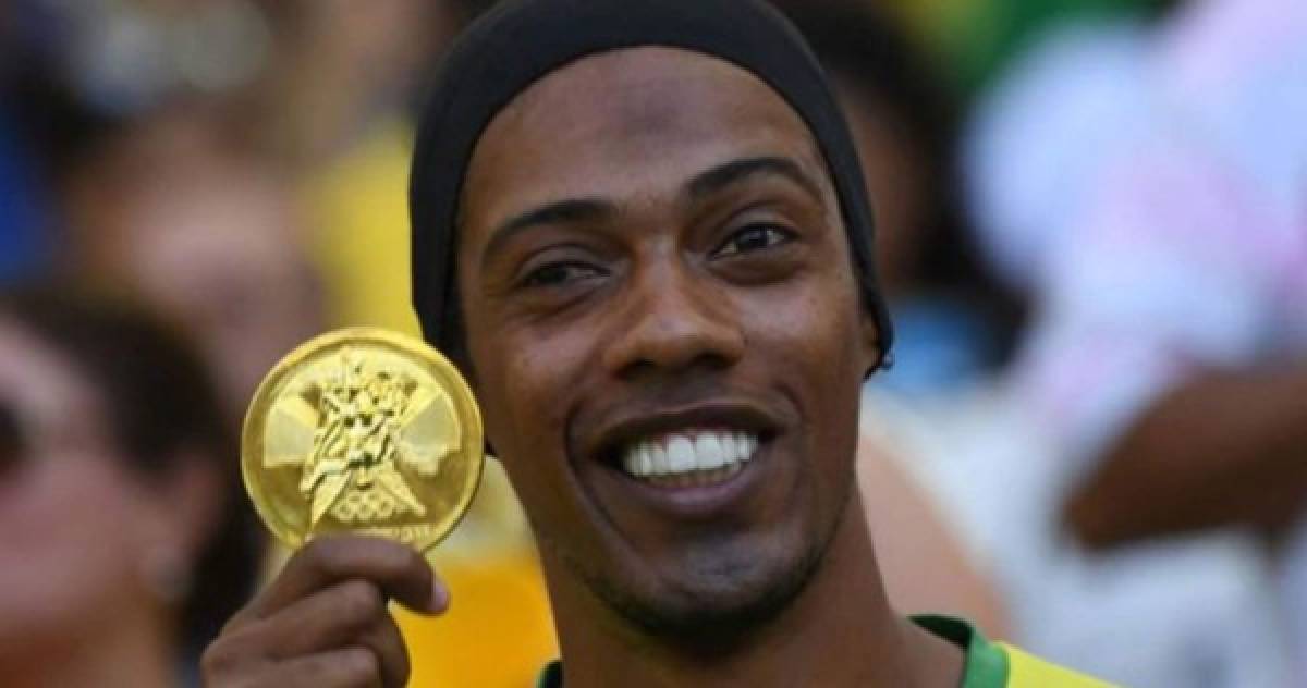 Increíble: Este es el doble que utilizó Ronaldinho para despistar a la prensa