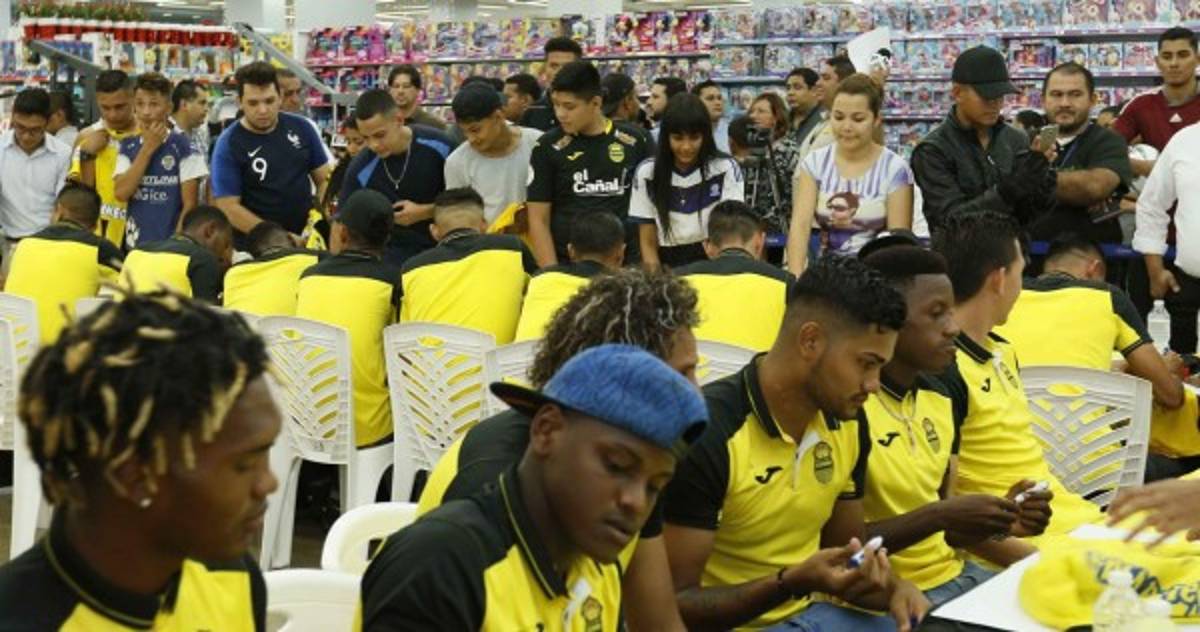 FOTOS: Real España comparte con sus aficionados en la tienda DIUNSA