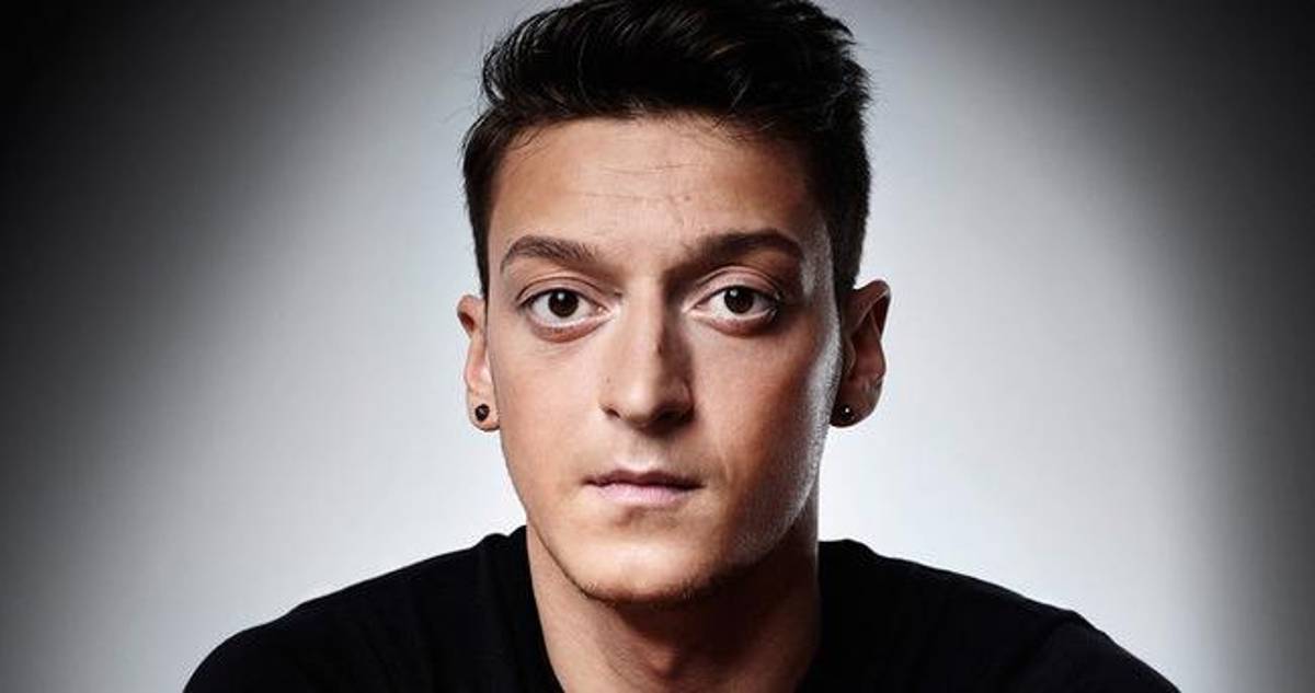 Dueño de equipo, sus propias botas y hasta clínicas: Así es el millonario imperio empresarial que tiene Mesut Ozil