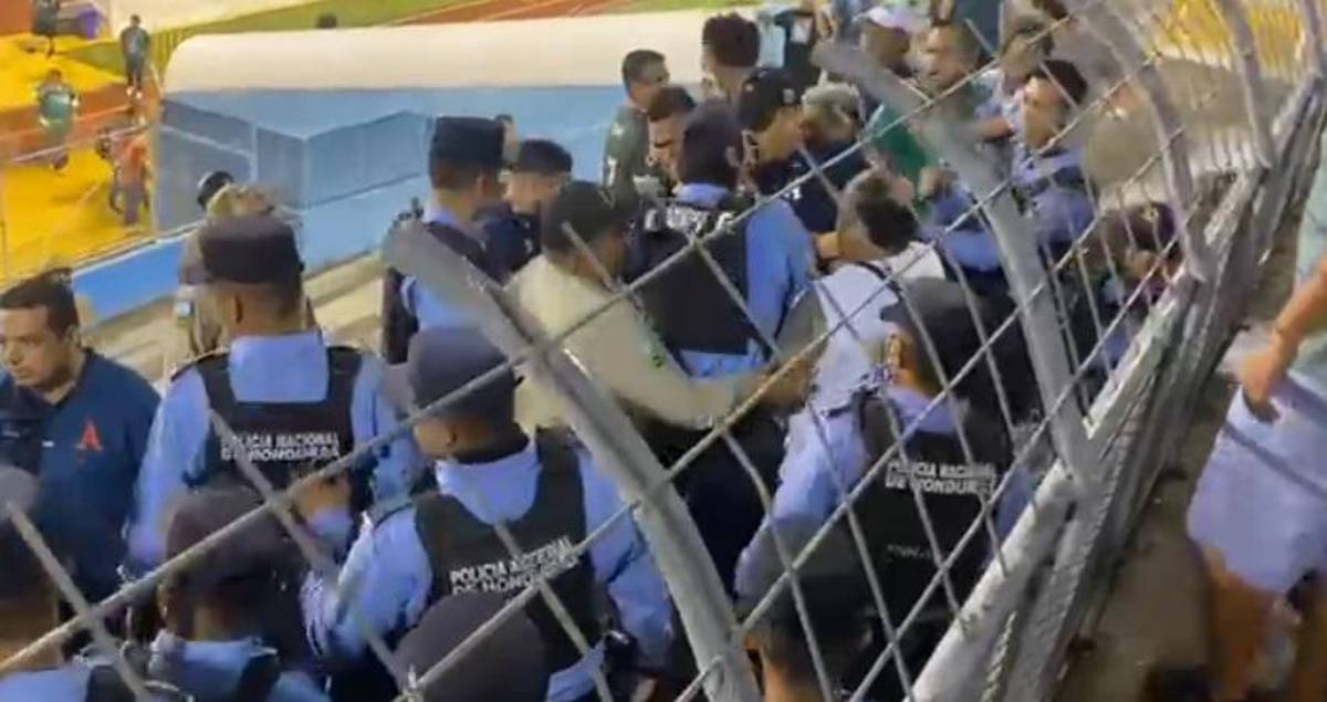 Batalla campal en el Olímpico: así fue el zafarrancho que protagonizaron las barras del Marathón y Alianza