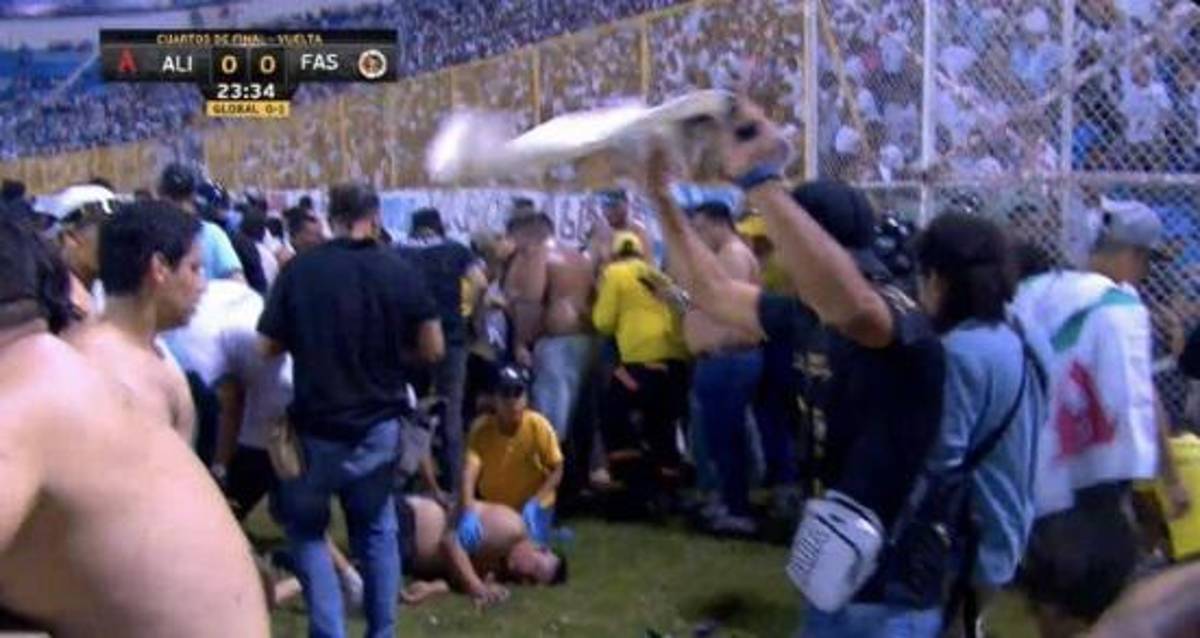 Desgracia en El Salvador: Las desgarradoras imágenes de la estampida de aficionados que dejó varios muertos en el Estadio Cuscatlán