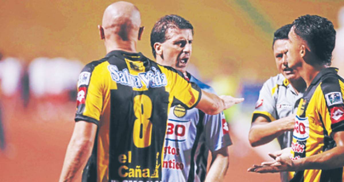 Pleito entre jugadores de Real España