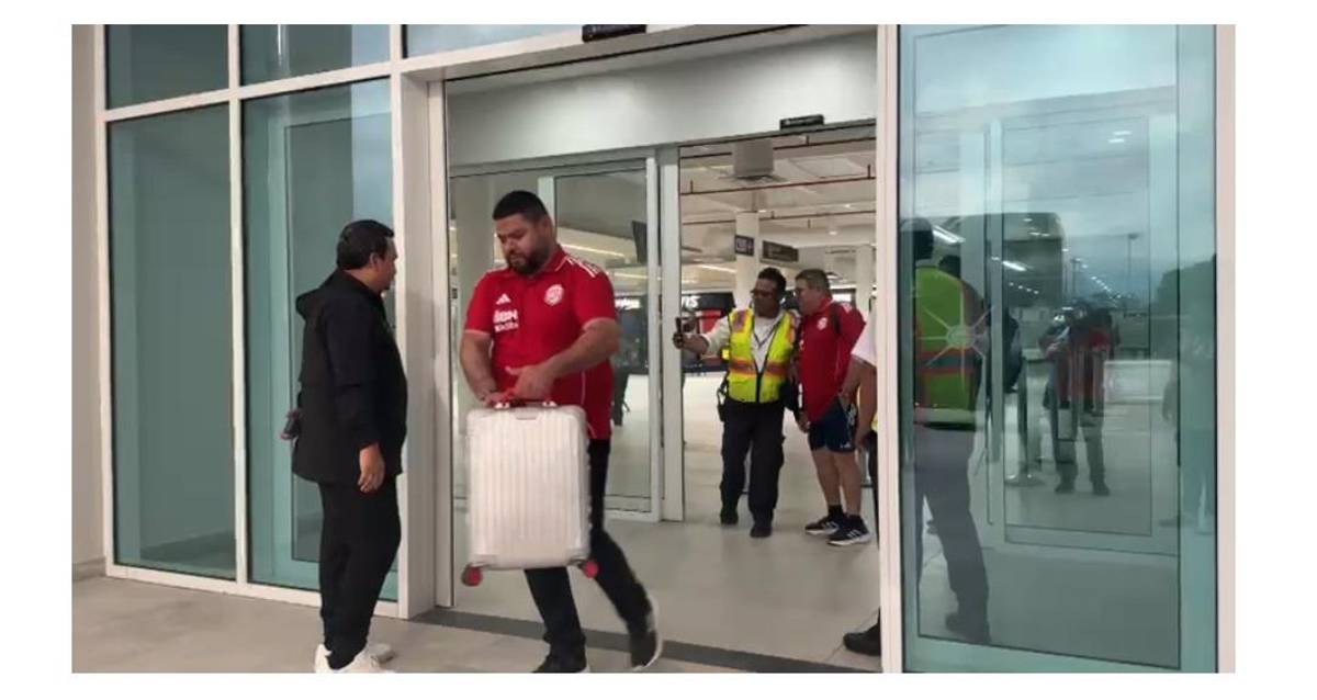 ¿Y Celso Borges? Keylor Navas, el más solicitado y Piojo aceptó selfie, bromas con periodista, así fue la llegada de Costa Rica a Honduras